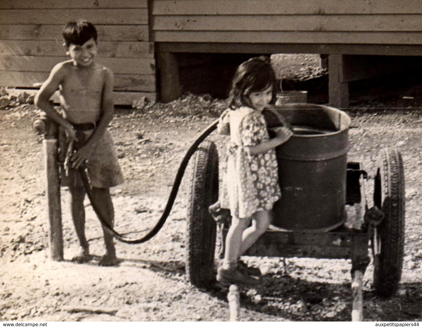 Photo Originale Indochine - Jeunes Enfants En Indochine Venant Chercher De L'eau à La Pompe, Robinet, Puits, Forage, - Anonymous Persons