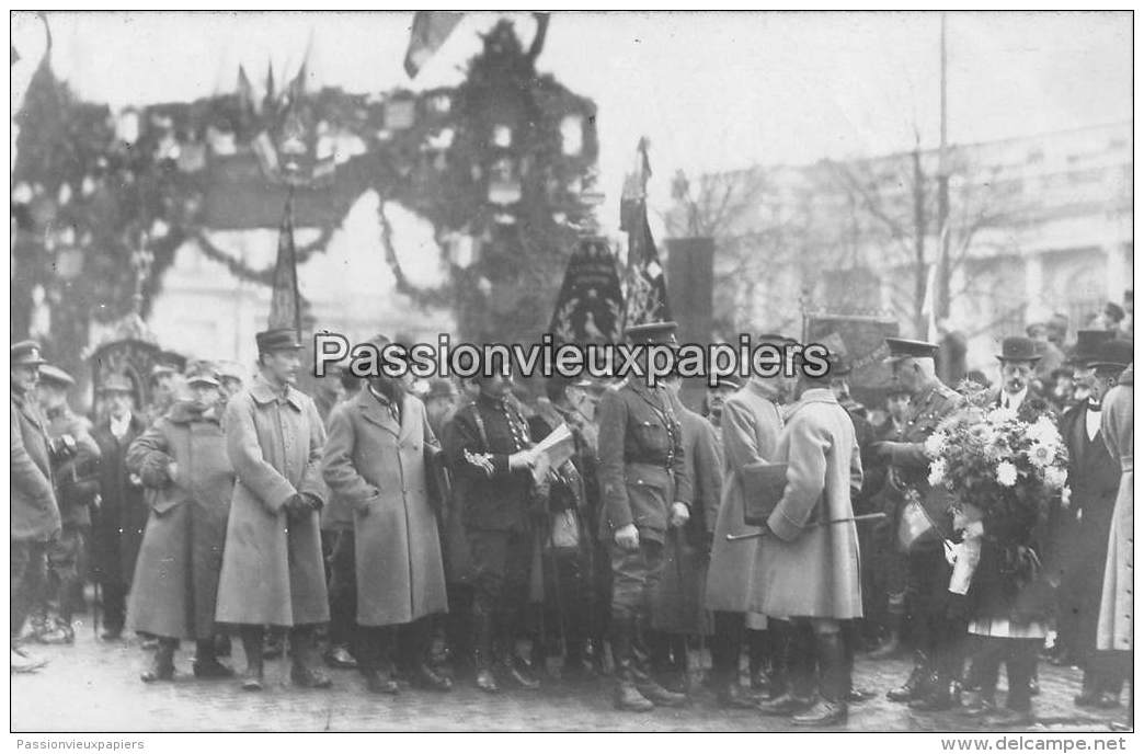 CARTE PHOTO ALLEMANDE SPA  1918   CEREMONIE RUE ROYALE DEPÖT DE GERBE SOLDATS ETRANGERS - Spa