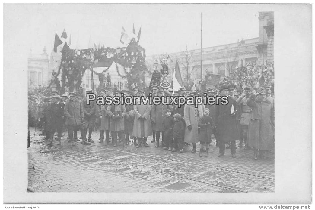 CARTE PHOTO ALLEMANDE SPA  1918   CEREMONIE RUE ROYALE  SOLDATS ETRANGERS - Spa