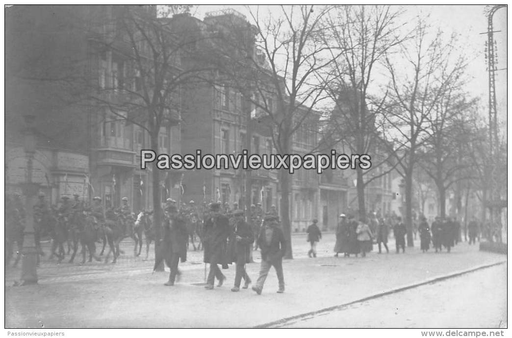 CARTE PHOTO ALLEMANDE SPA  1918   DEFILE DE SOLDATS ANGLAIS ? - Spa