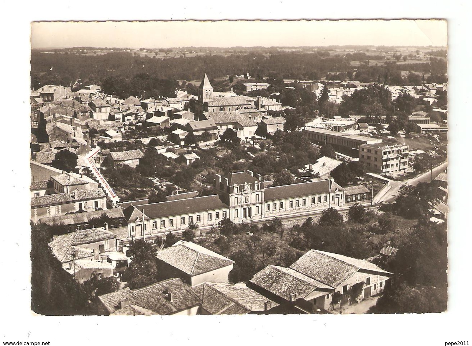 CPA 17 MONTENDRE Les PINS Groupe Scolaire Vue Aérienne Peu Commune - Montendre