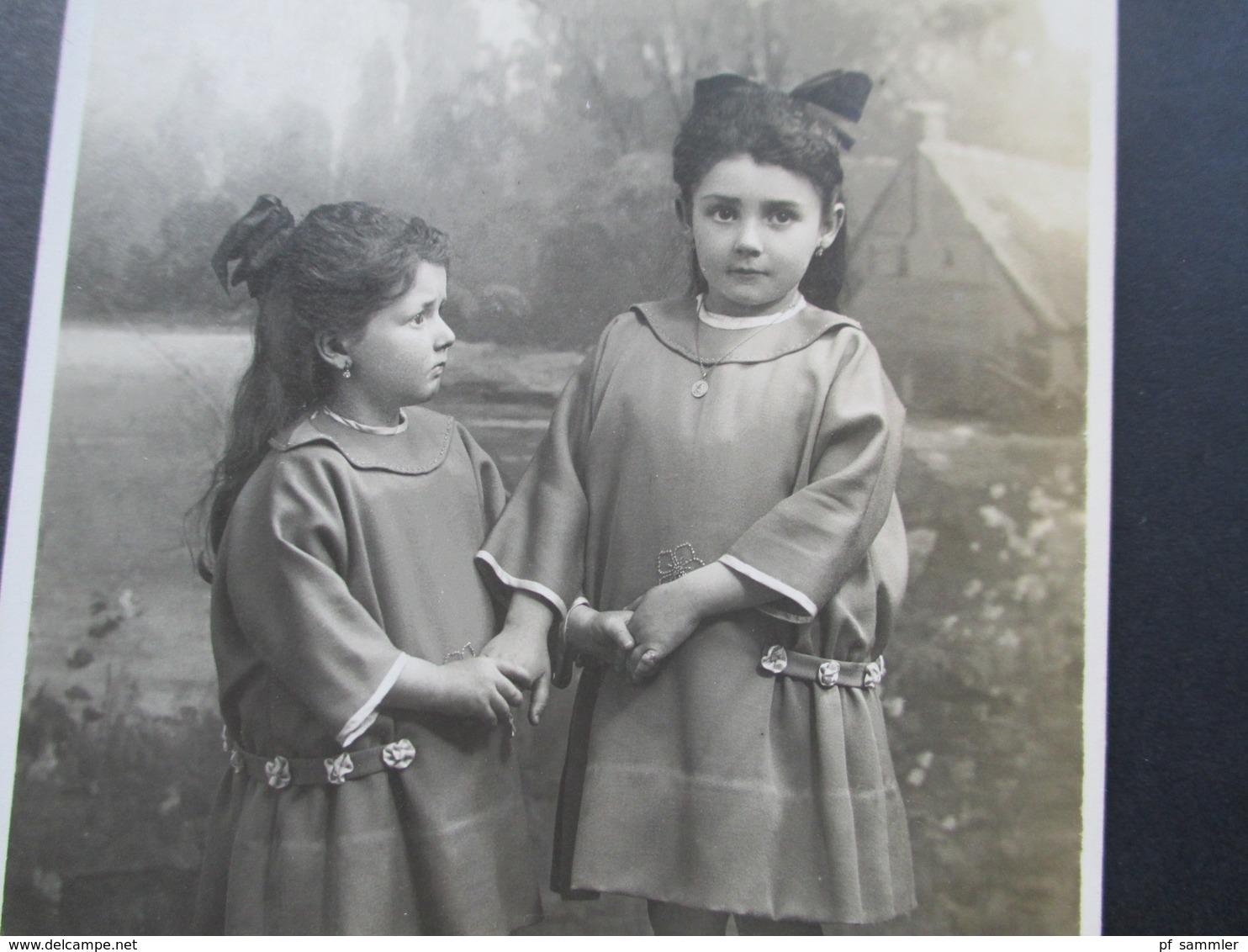 AK / Echtfoto 1924 Frankreich Louis Photographe Paris. 2 Kleine Mädchen Im Kleid / Tracht - Ritratti