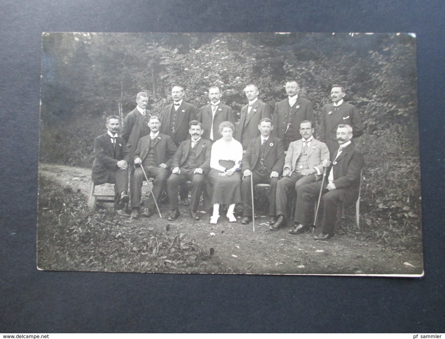 AK / Echtfoto 1917 Frankreich Gruppe Von Männern Im Anzug Mit Einer Frau. Spazierstöcke - Mode