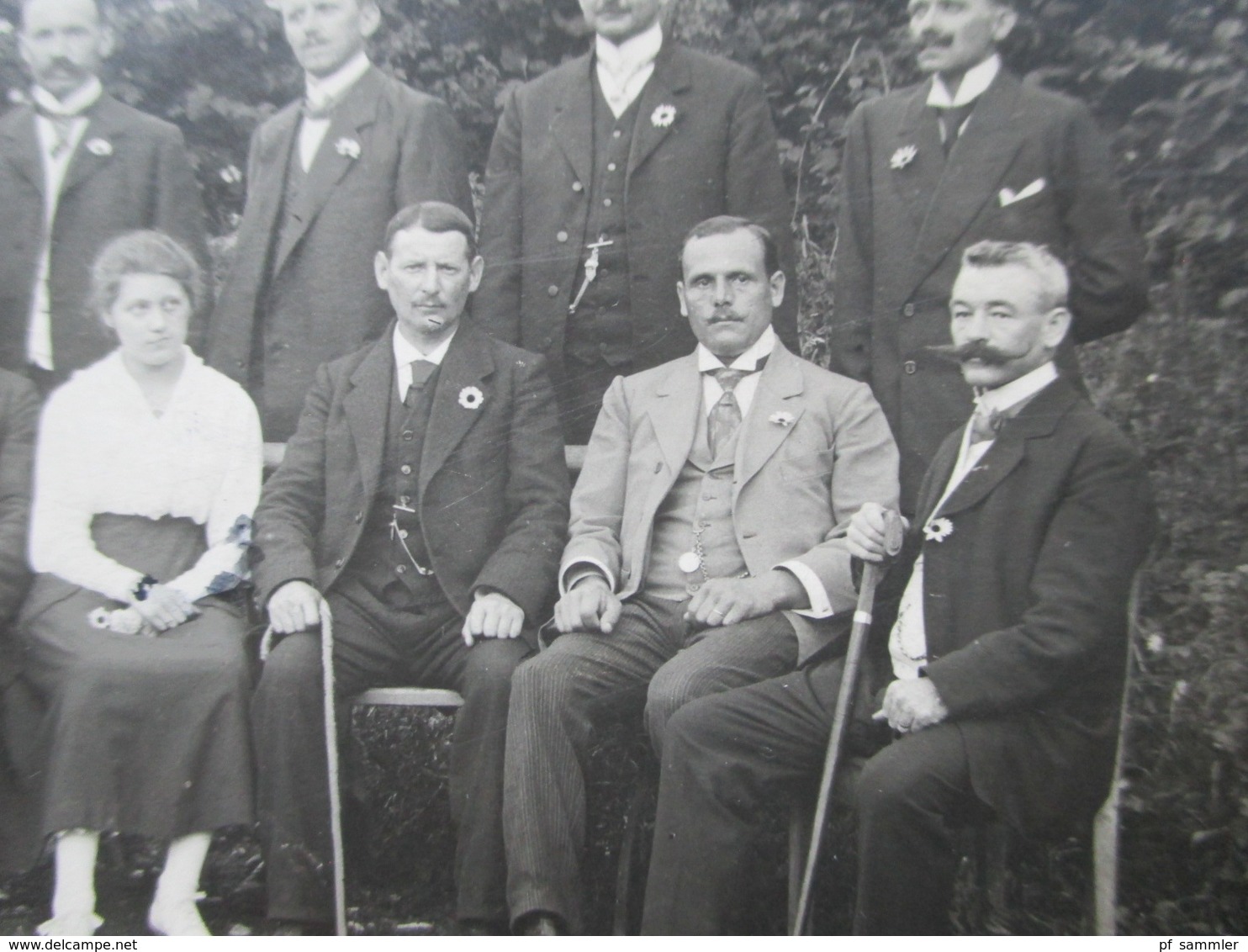 AK / Echtfoto 1917 Frankreich Gruppe Von Männern Im Anzug Mit Einer Frau. Spazierstöcke - Mode