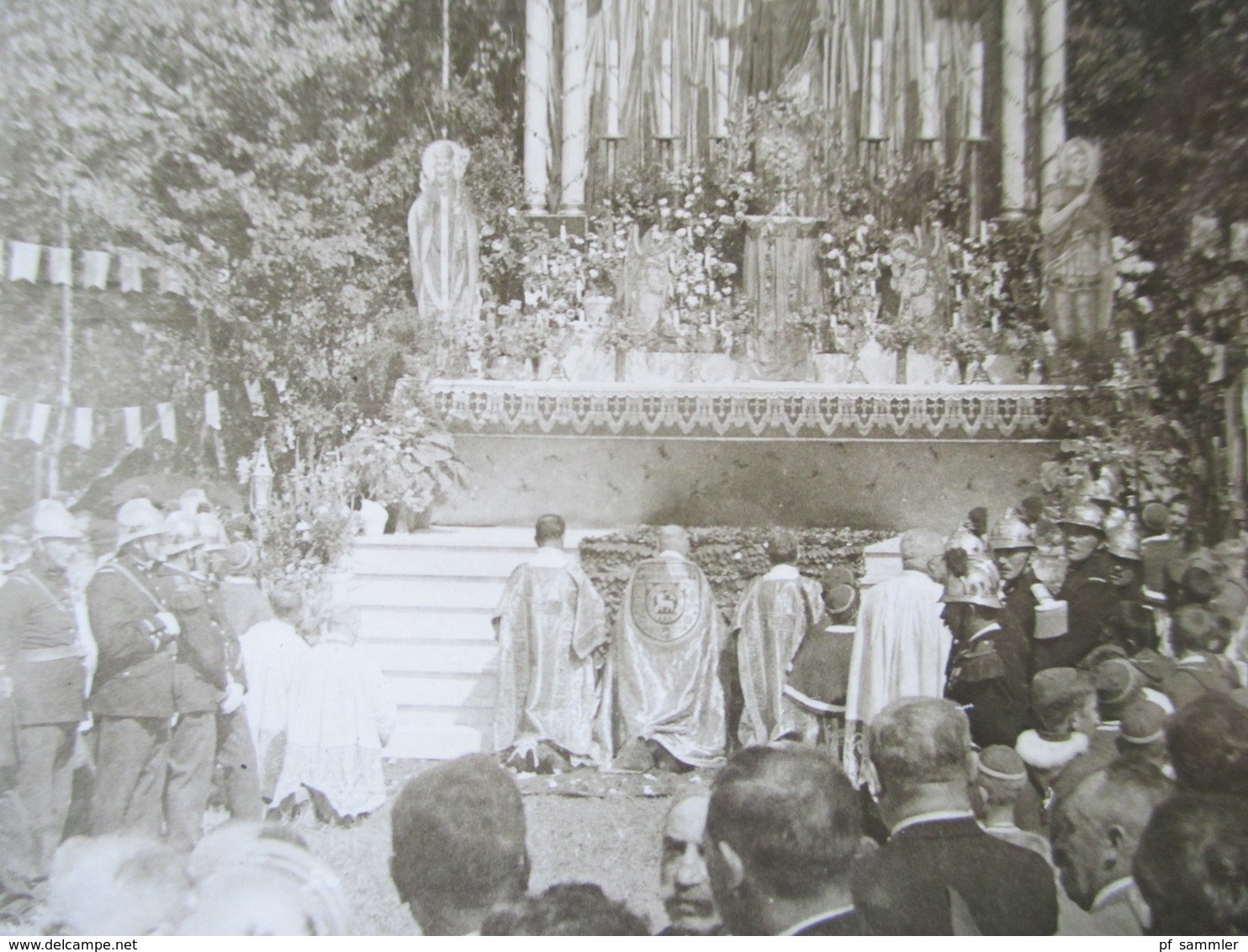 AK 1920er Jahre ?! Religiöse Feier .... Christus Unserem König. Schrein / Altar Mit Geistlichen Und Zuschauern! - Jesus