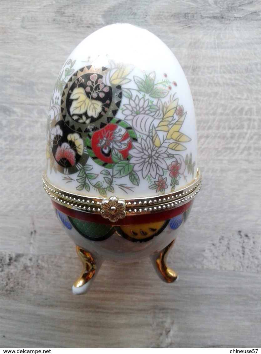 Oeuf En Porcelaine Décor Fleurs Fermeture Fleur  D'autres Sur Le Site - Oeufs