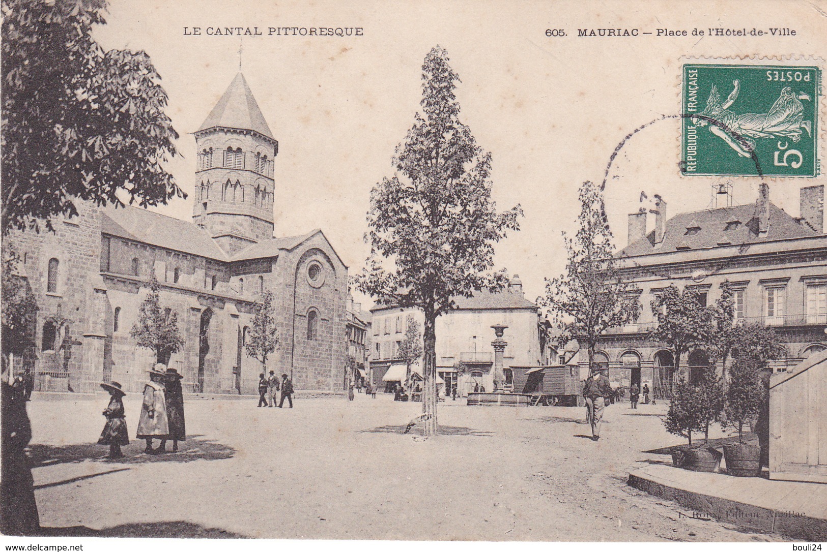 LAU-   MAURIAC  DANS LE CANTAL PLACE DE L'HOTEL DE VILLE      CPA  CIRCULEE - Mauriac