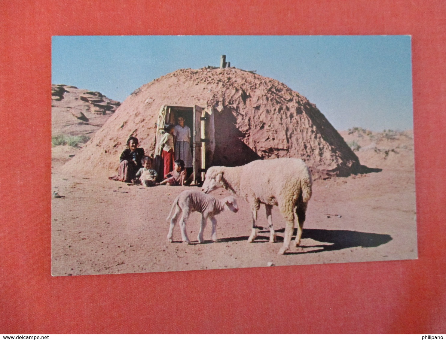 Navajo Indians At Door To Their Hogan   Ref 2999 - Native Americans