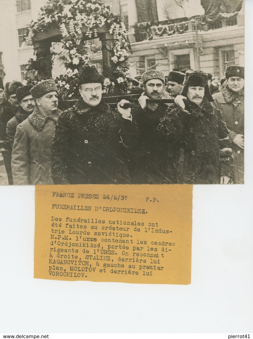 PHOTOS ORIGINALES - 1937 - URSS - RUSSIE - Funérailles D' ORDJONIKIDZE Avec STALINE , MOLOTOV ,... -Cliché FRANCE PRESS - Personnes Identifiées