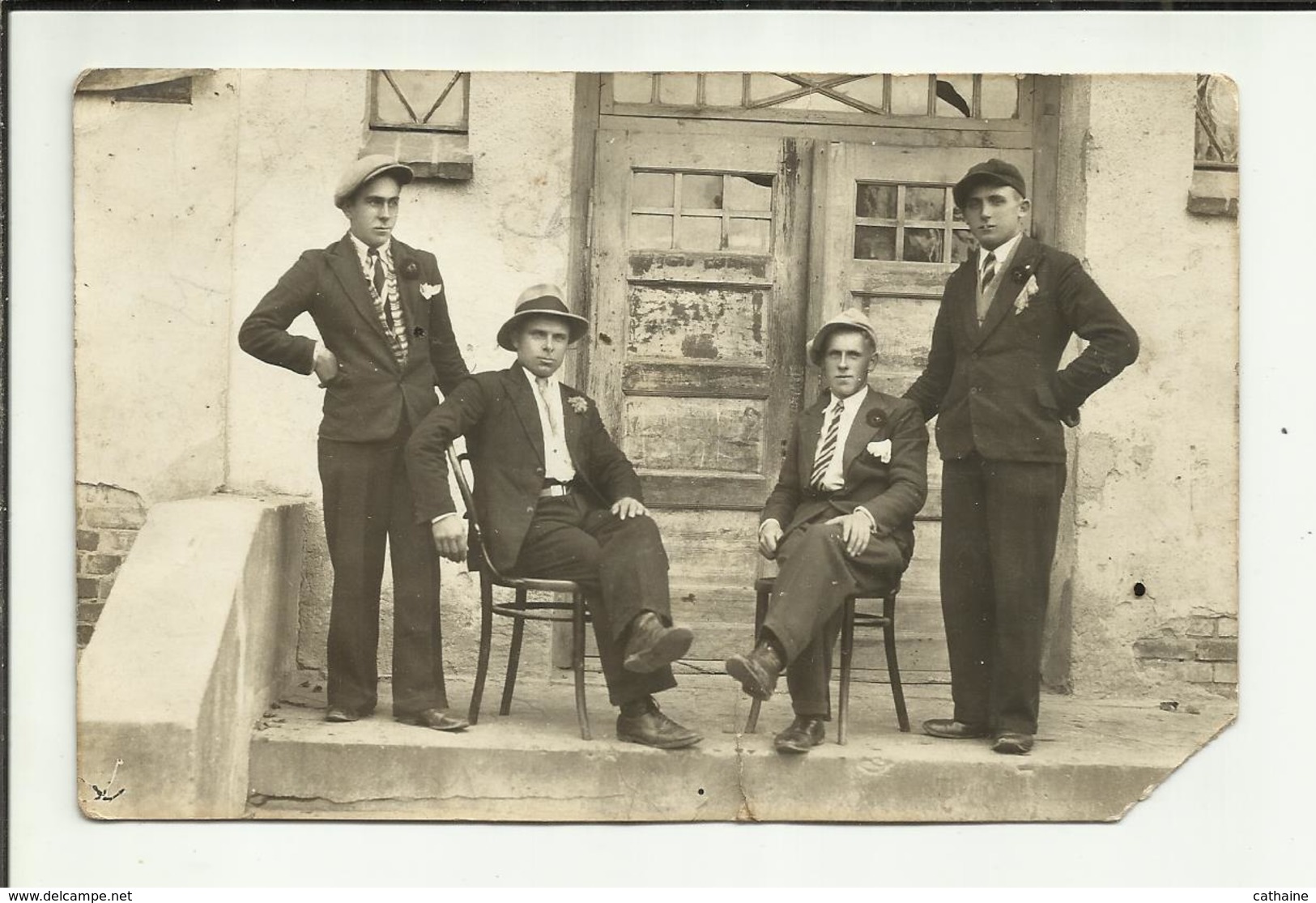 POLOGNE . PHOTOGRAPHIE DE QUATRE BEAU JEUNE HOMME . POCHETTE  ET COCARDE SUR LE COL . VOIR NOM DOS CARTE  ( En L état ) - Personnes Anonymes