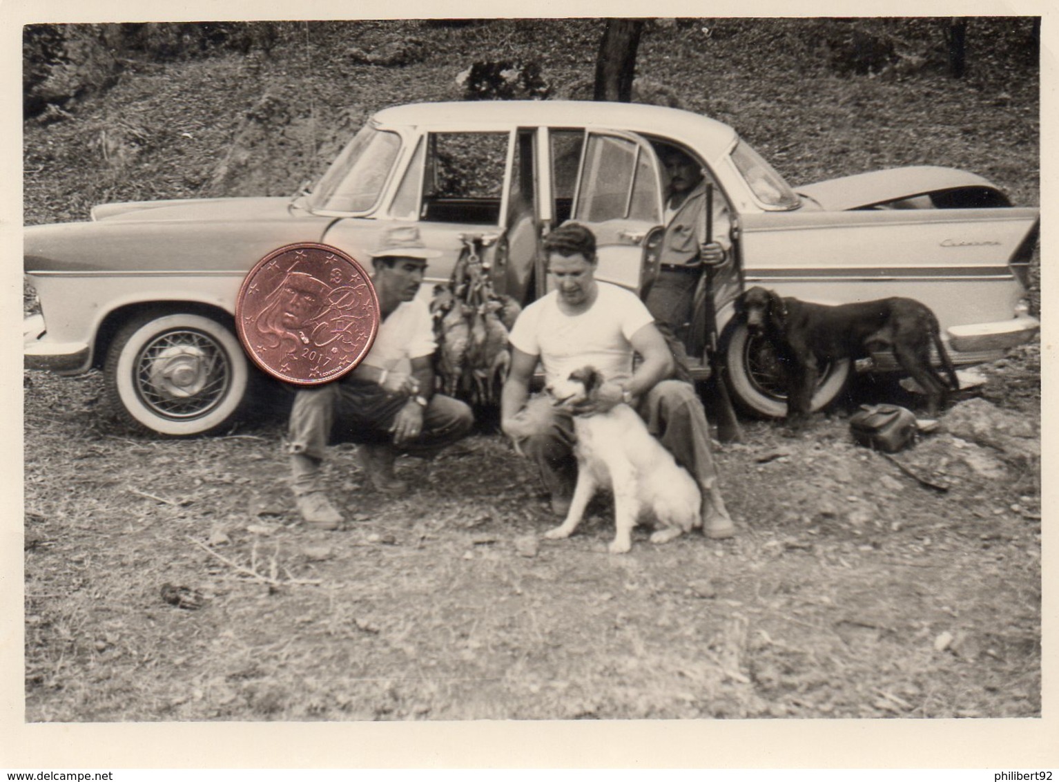 Photographie Originale. Chasse. Deux Chasseurs Avec Chiens Et Gibier Devant Une Automobile Simca Chambord. - Automobiles