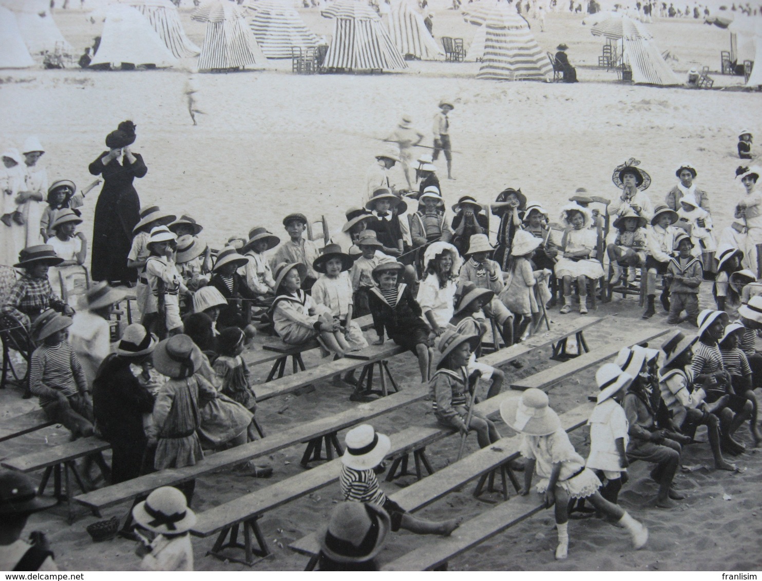 CPA PHOTO Spectacle GUIGNOL ? EN BORD DE MER A LA PLAGE  CABINES FEMMES ENFANTS COSTUMES MODE CHAPEAUX 1920 1930 ? - Groupes D'enfants & Familles