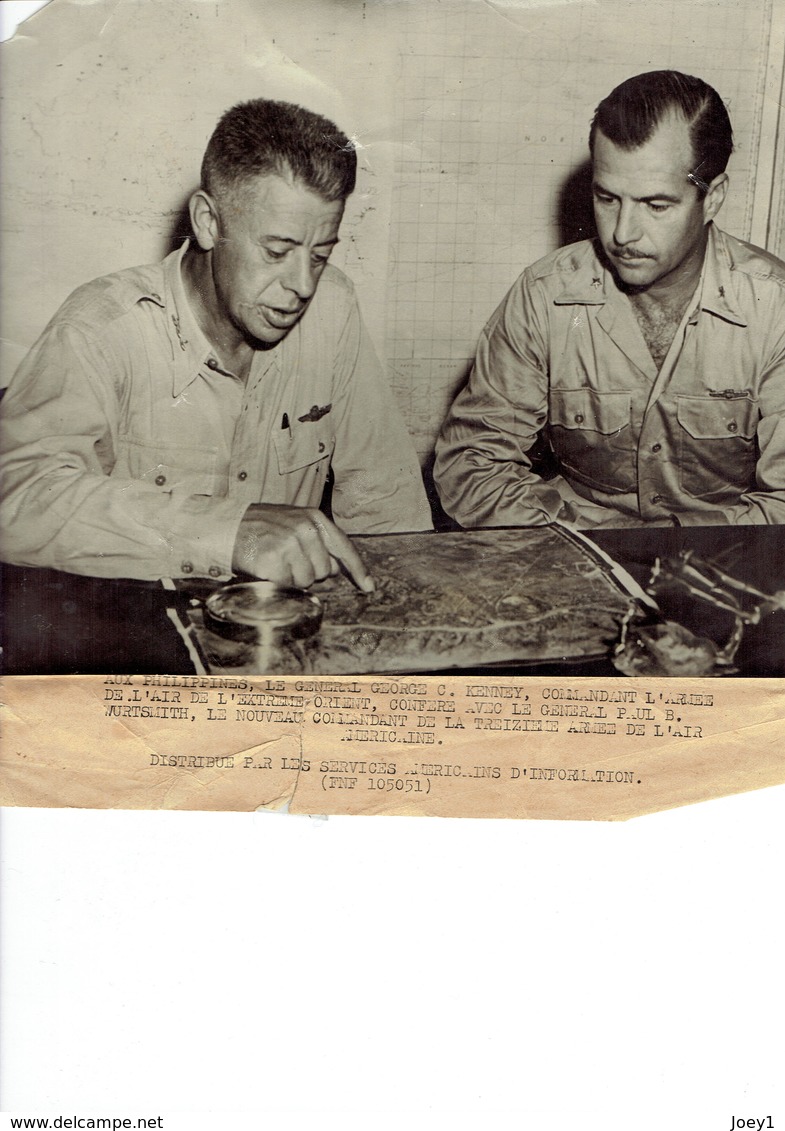 Photo De Presse Américaine Le Général George Kenney Et Le Général Paul Wurtsmith Aux Philippines Seconde Guerre Mondiale - Guerre, Militaire