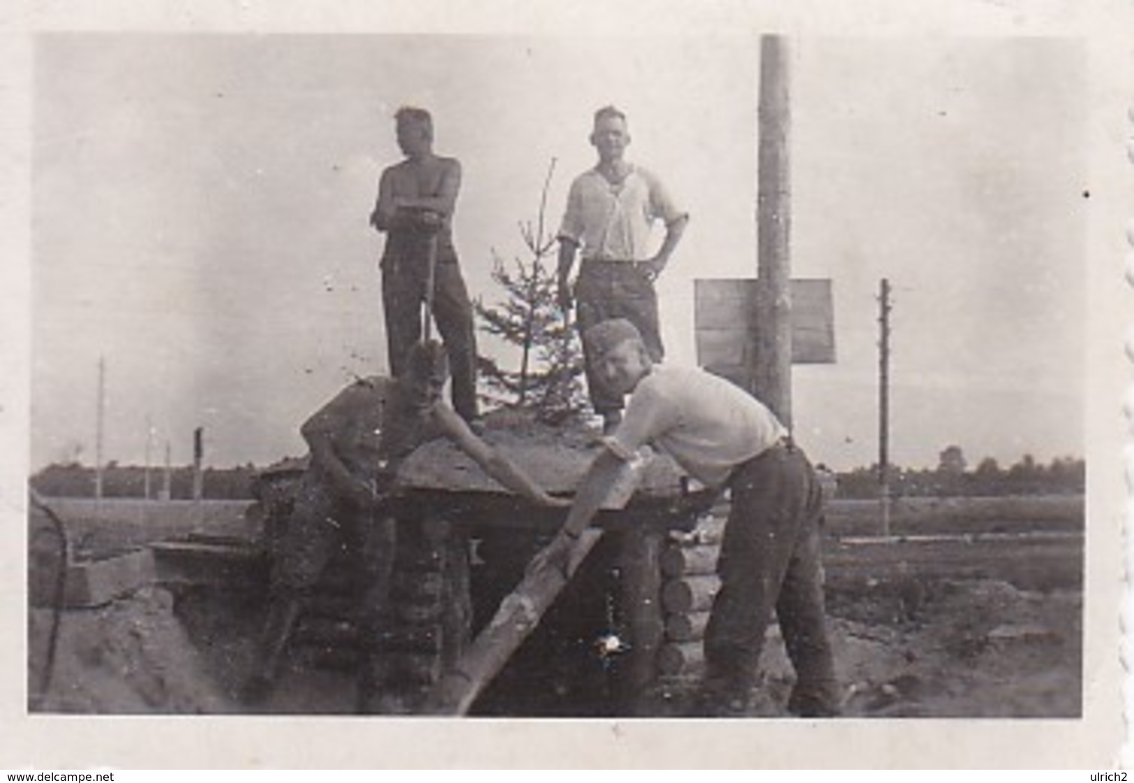 Foto Deutsche Soldaten Mit Holzunterstand - Weihnachtsbaum (?) - 2. WK - 6*4cm (35392) - Krieg, Militär