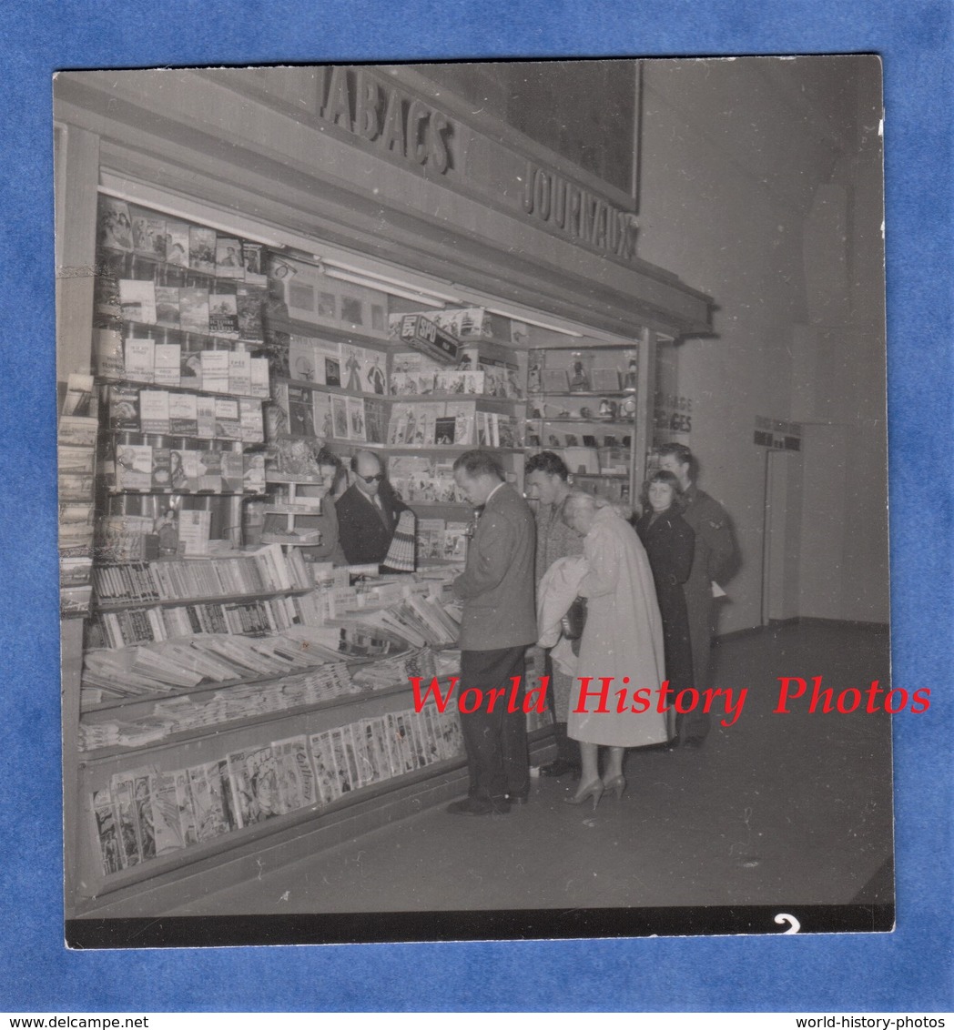 Photo Ancienne - Gare ? - Bureau De Tabac Journaux à Situer - Métier Journal Magazine Homme Femme Mode Decor - Métiers