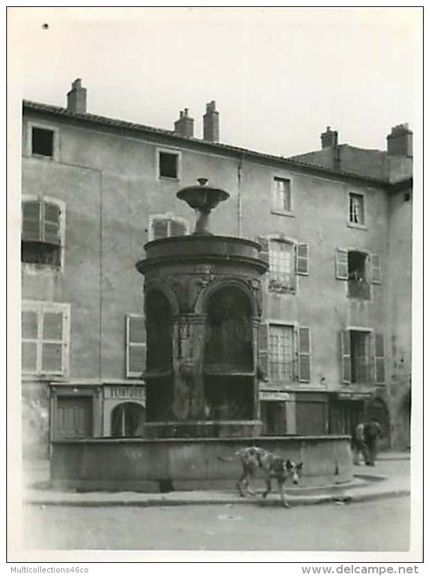 220618A - PHOTO 1953 - 63 ISSOIRE Fontaine Place De La République Chien Teinturerie - Issoire