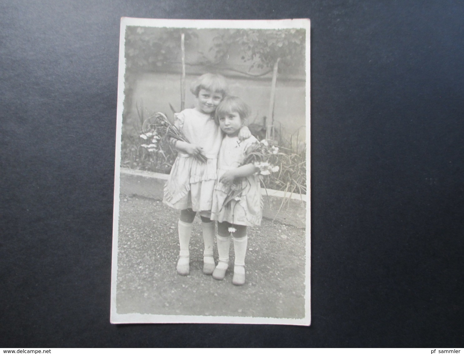 AK Echtfoto Ca. 1910 / 20er Jahre. Frankreich. 2 Mädchen / Kleine Kinder Im Kleid Mit Blumen! - Ritratti