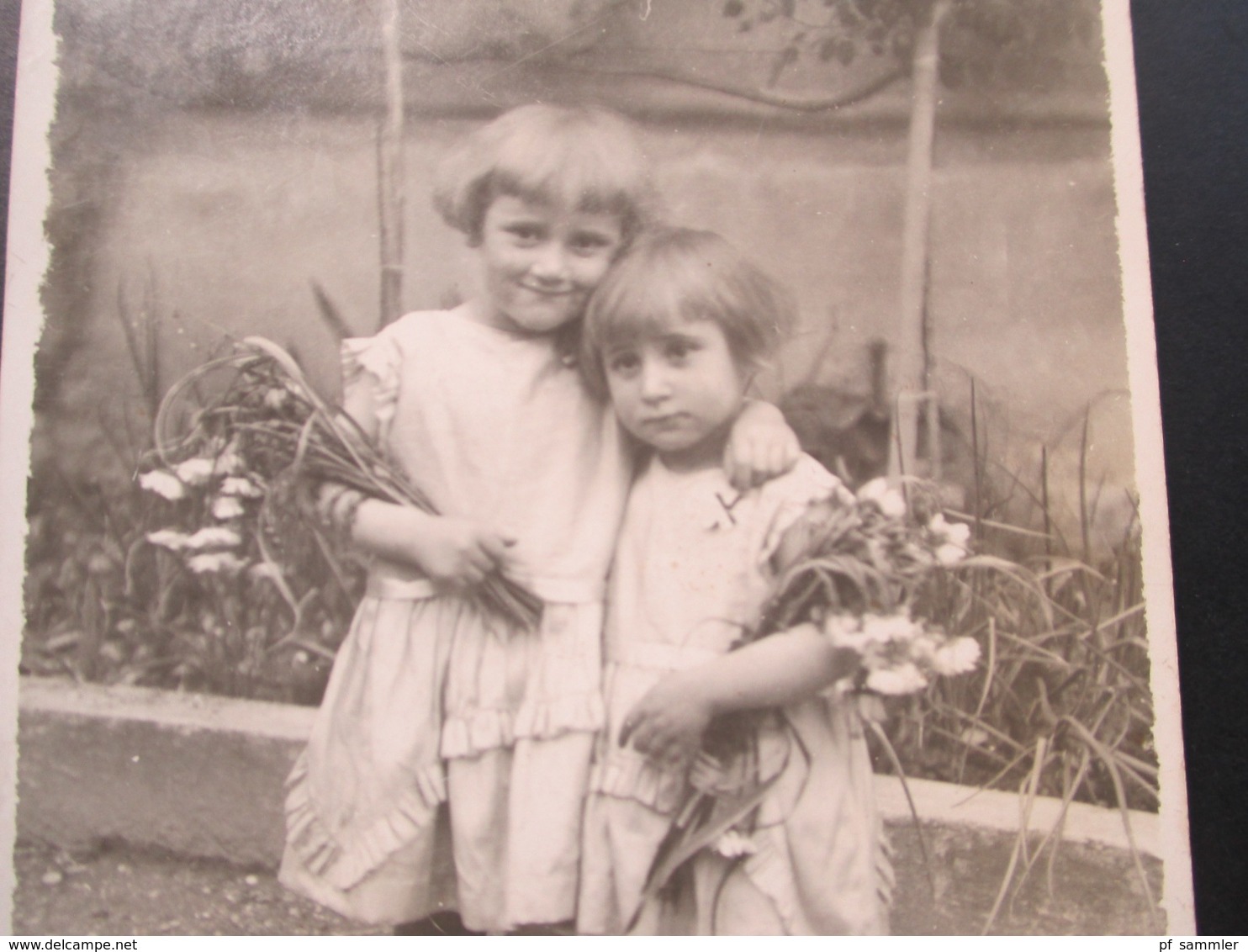 AK Echtfoto Ca. 1910 / 20er Jahre. Frankreich. 2 Mädchen / Kleine Kinder Im Kleid Mit Blumen! - Ritratti