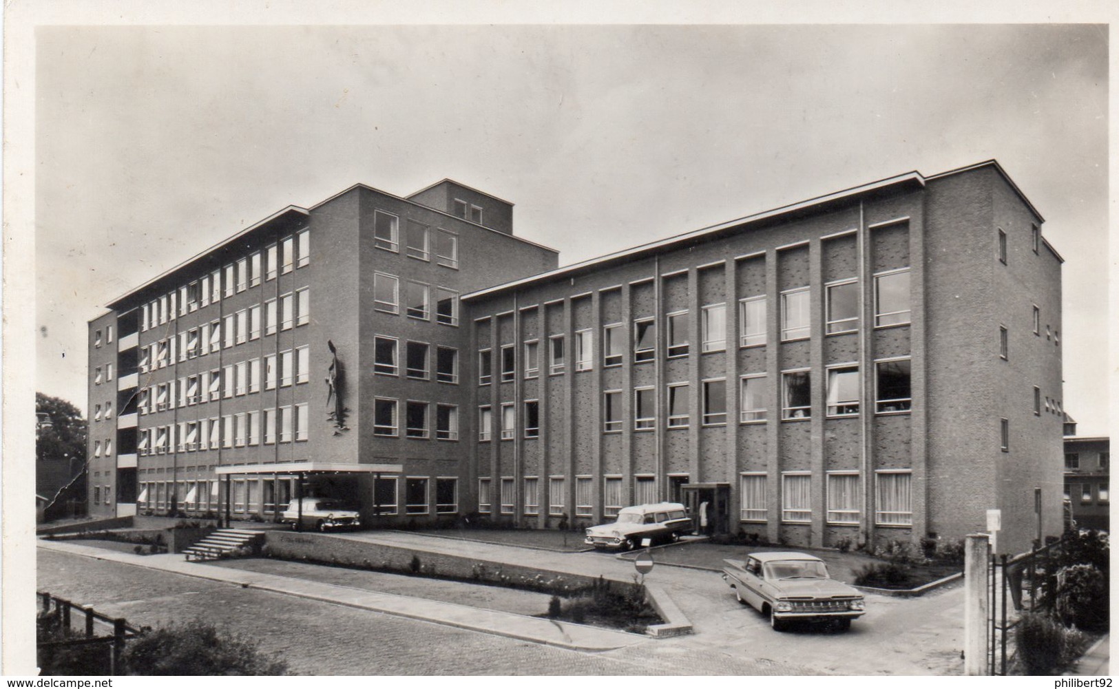 St Lucas Ziekenhuis, Winschoten. Voitures Américaines, Ambulance, Automobile Chevrolet Impala. - Winschoten