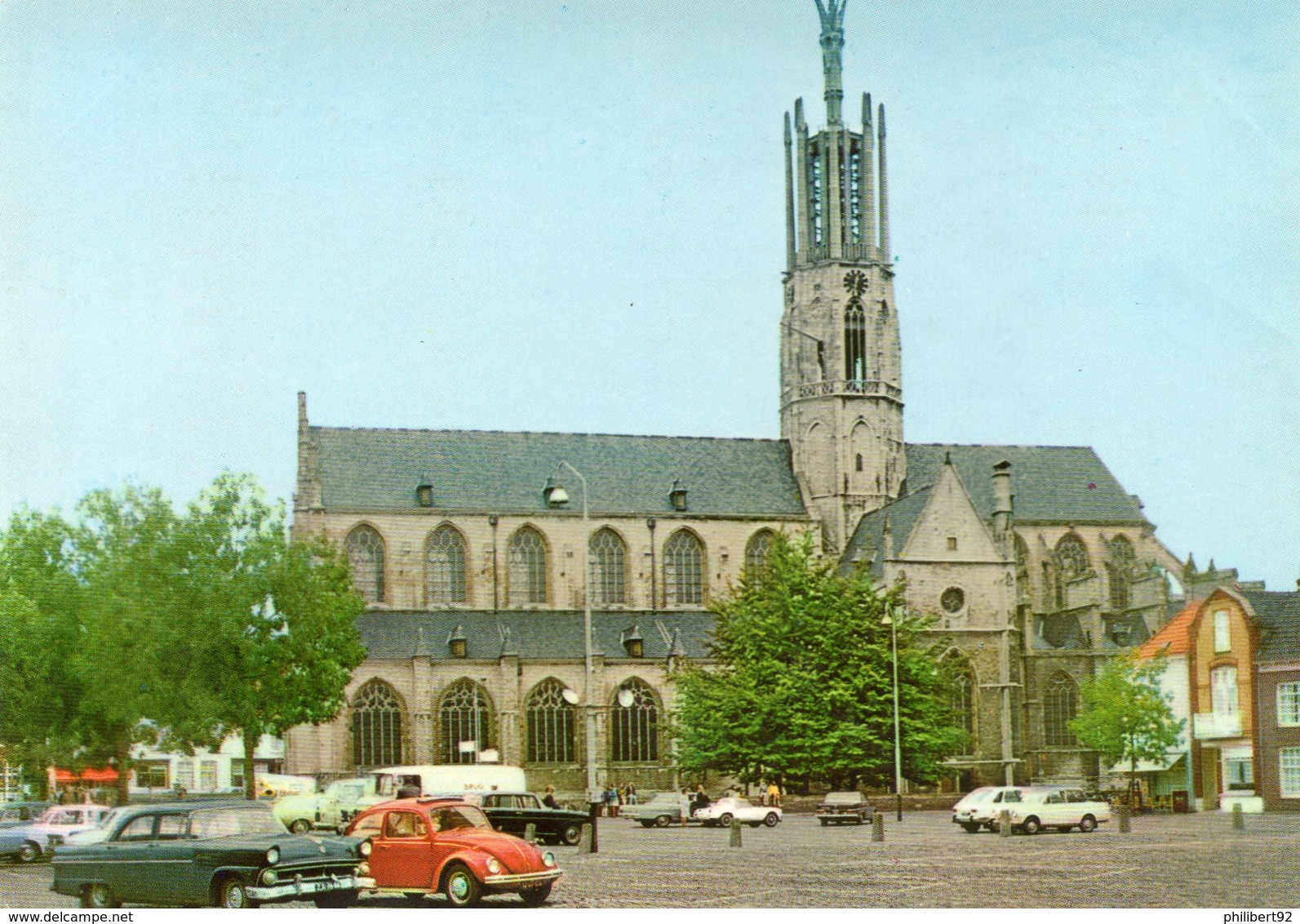 Hulst Basiliek St Willibrord. Automobiles Volkswagen, Voiture Américaine Ford Etc. - Hulst