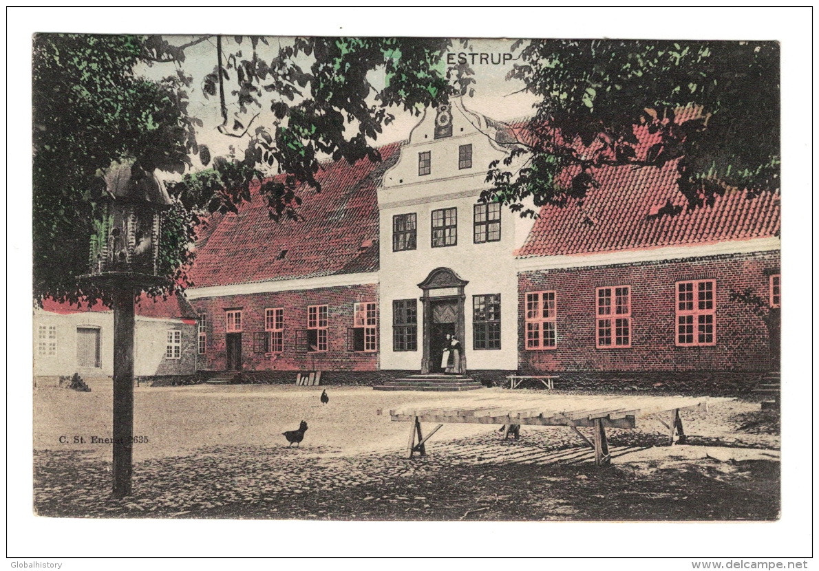 DE1180   DENMARK  ESTRUP WOMEN BEFORE HOUSE   POSTCARD - Denemarken