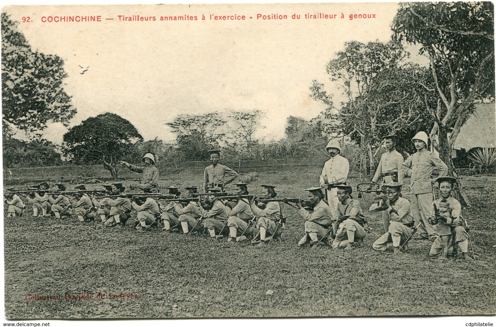 INDOCHINE CARTE POSTALE DE COCHINCHINE TIRAILLEURS ANNAMITES A L'EXERCISE  POSITION DU TIRAILLEUR A GENOUX AYANT VOYAGEE - Lettres & Documents