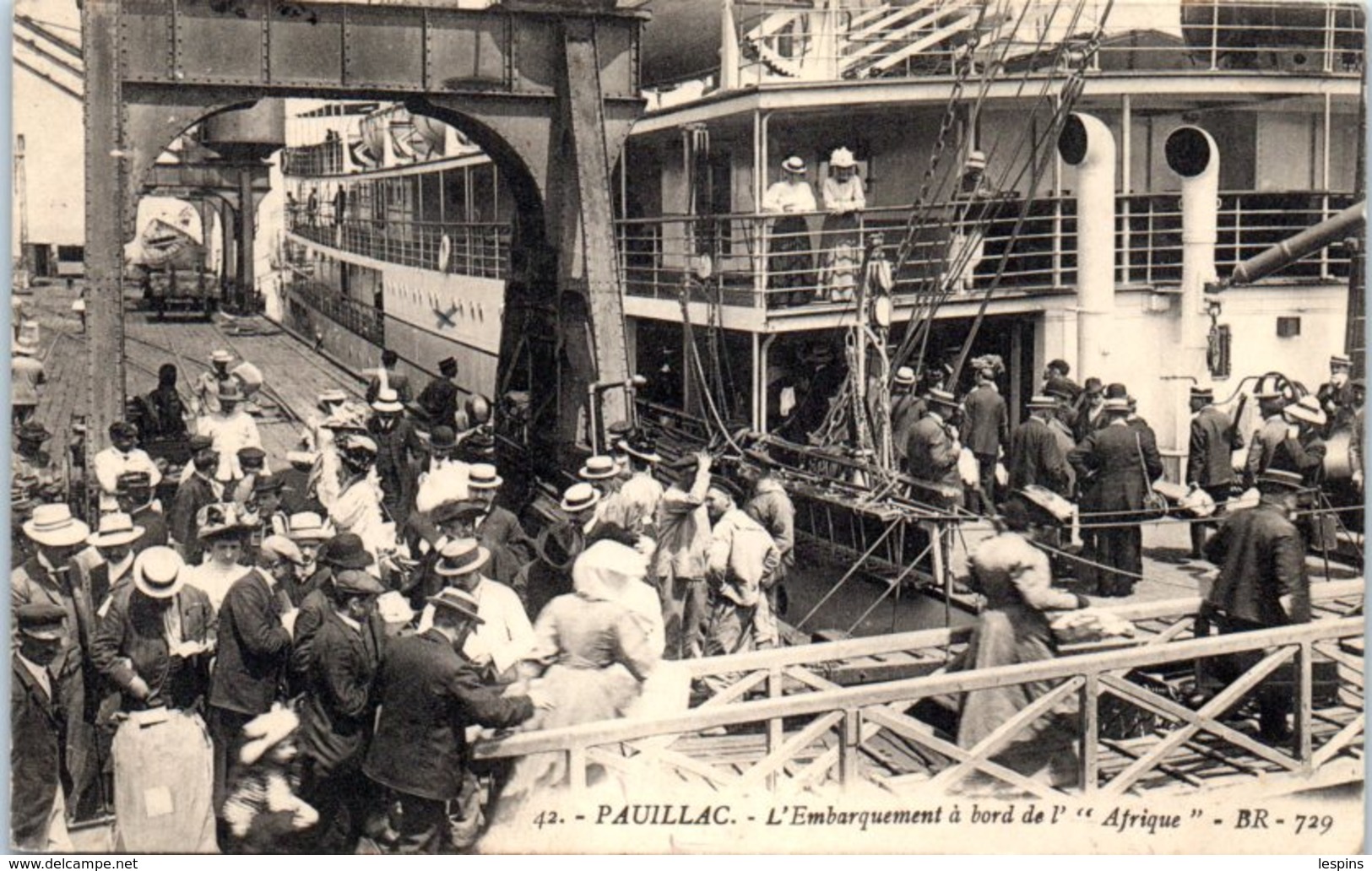 33 - PAUILLAC --  L'embarquement à Bord De L'Afrique - Pauillac