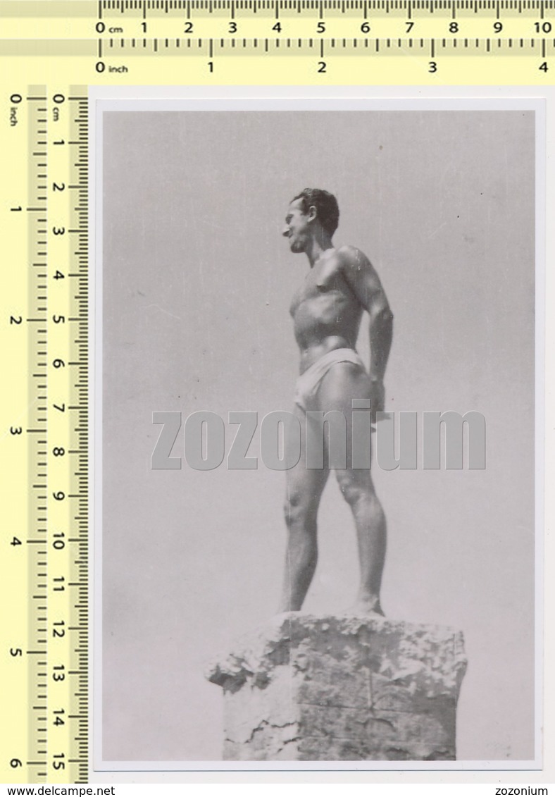 REPRINT - Handsome Naked Trunks Cular Guy Beach Shirtless  Bel Homme Musclé Pose Plage Mec Torse Nu Photo Reproduction - Andere & Zonder Classificatie