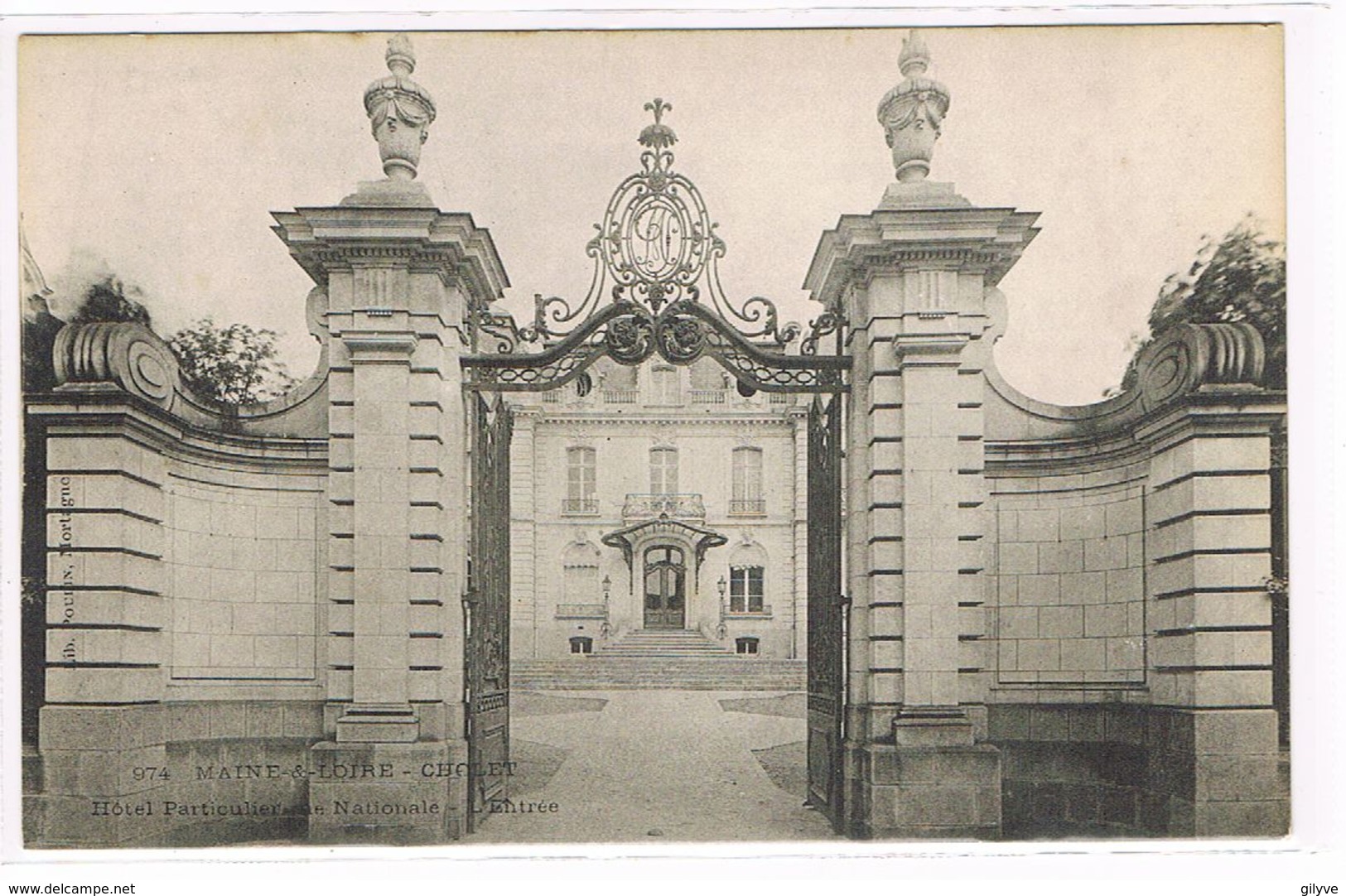 CPA. Cholet. Hôtel Particulier Rue Nationale.L'entrée.   (485) - Cholet