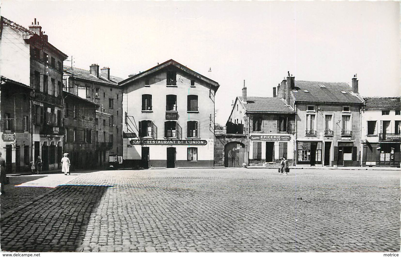 LE CHAMBON FEUGEROLLES - La Place Claudinon Giraudet, Café De L'union. - Le Chambon Feugerolles