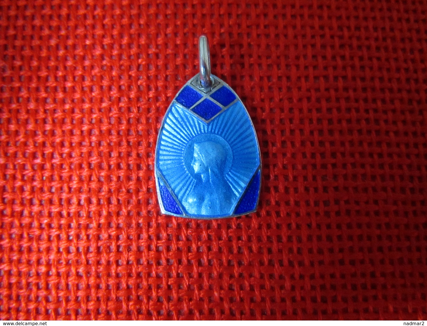 Jolie Médaille Sainte Marie Vierge émaillée Bleue Religion Catholique 1950  TBE - Religión & Esoterismo