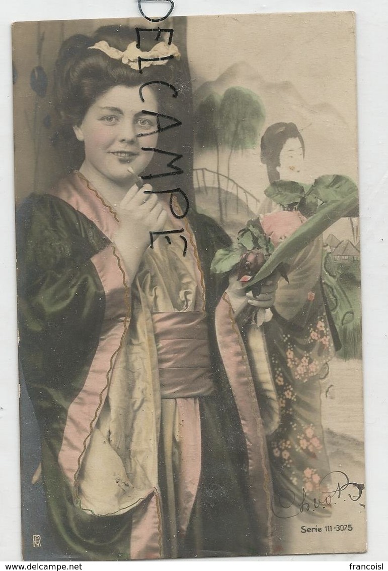 Femme En Kimono, Fume=cigarette, Bouquet De Fleurs. - Femmes