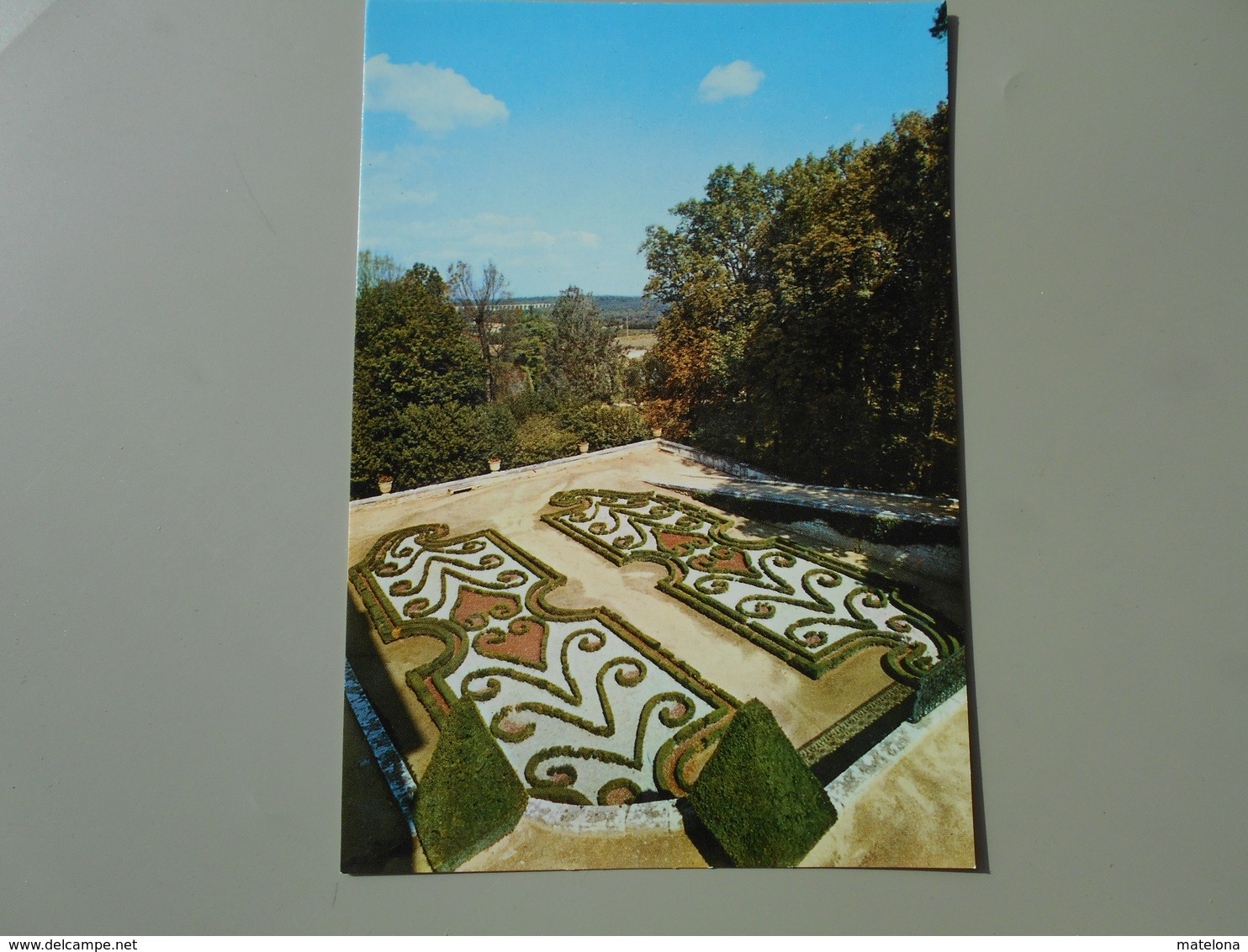 HERAULT CHATEAU DE CASTRIES PRES MONTPELLIER BRODERIES DE BUIS ET VUE SUR L'AQUEDUC - Castries