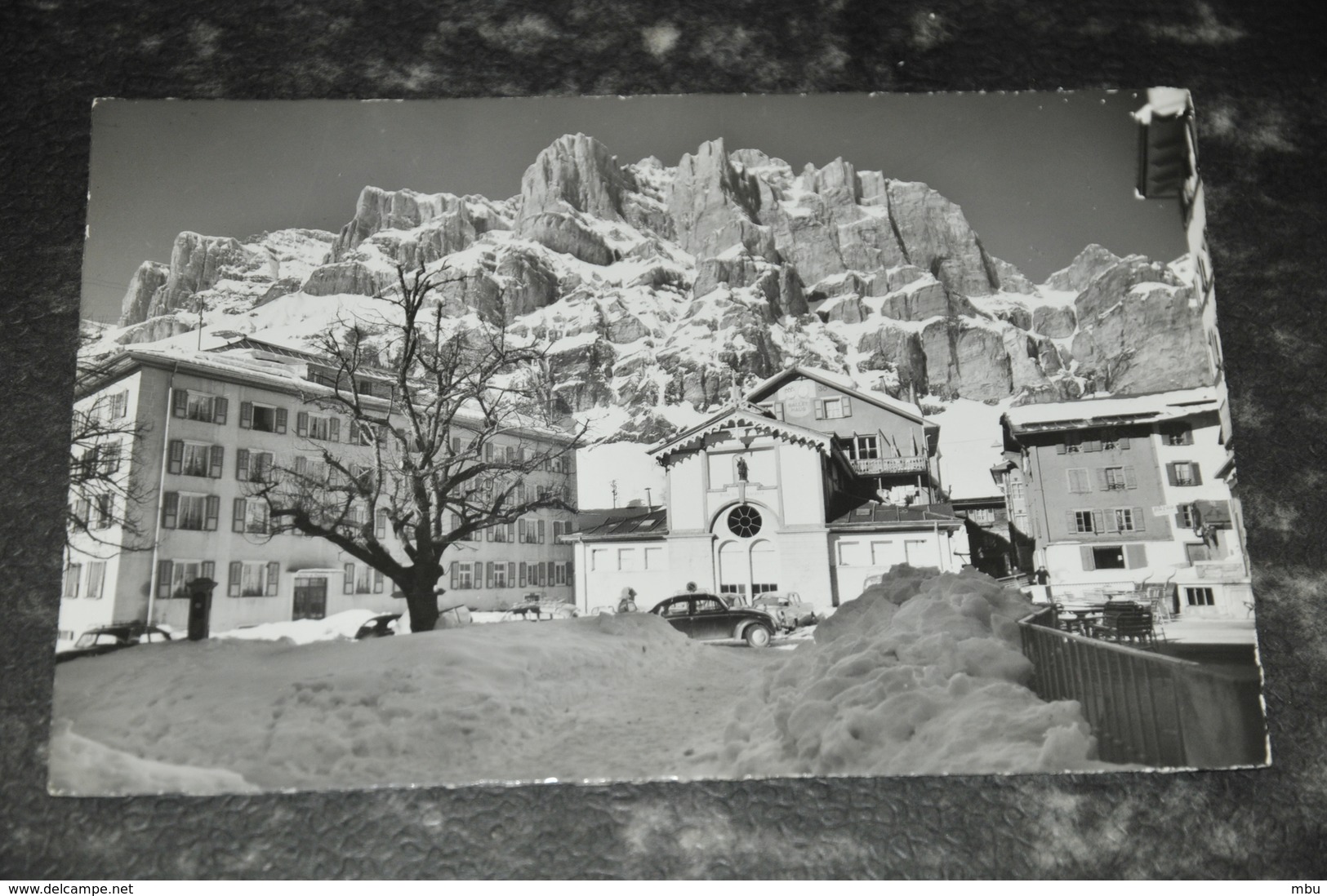 2571    LEUKERBAD - LOÊCHE LES BAINS - Dorfplatz Mit Lesshörner - Loèche