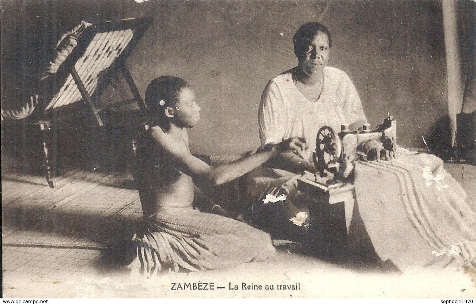 ZAMBIE - Zambeze - La Reine Au Travail Avec Une Machine à Coudre - Gros Plan - Zambia