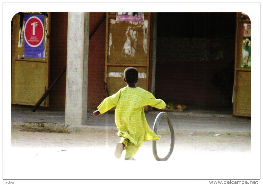 GARCON FAISANT ROULE UN PNEU, UN JEU VIEUX COMME LE MONDE !! , MAR-LODJ (ILE DE SINE SALOUM)BEAU PLAN REF 56498 - Jeux Et Jouets