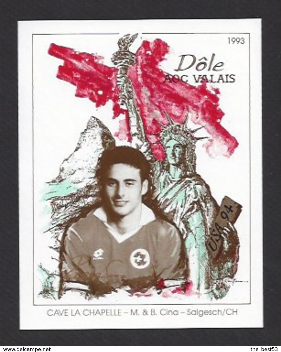 Etiquette De Vin Dole AOC Valais 1993  -  Coupe Du Monde De Foot USA 1994  -  Equipe De Suisse  -  Illustrateur ? - Calcio