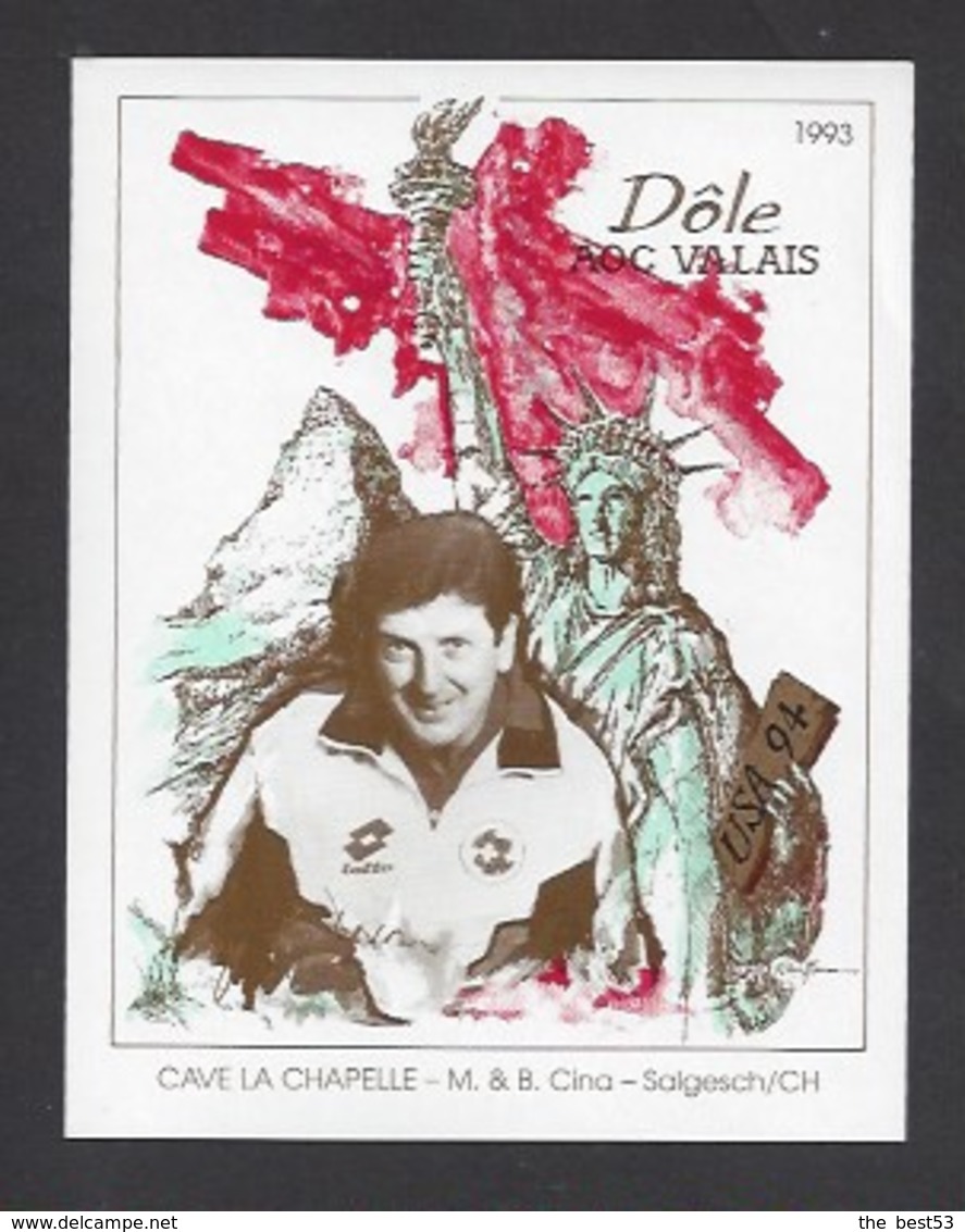 Etiquette De Vin Dole AOC Valais 1993  -  Coupe Du Monde De Foot USA 1994  -  Equipe De Suisse  -  Illustrateur ? - Calcio