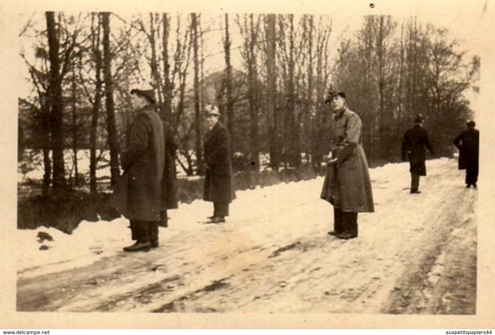 Amusante Photo Originale Promenade Masculine Sur La Neige Et Pause Pipi Sur La Route - Service De Déneigement ! - Personnes Anonymes