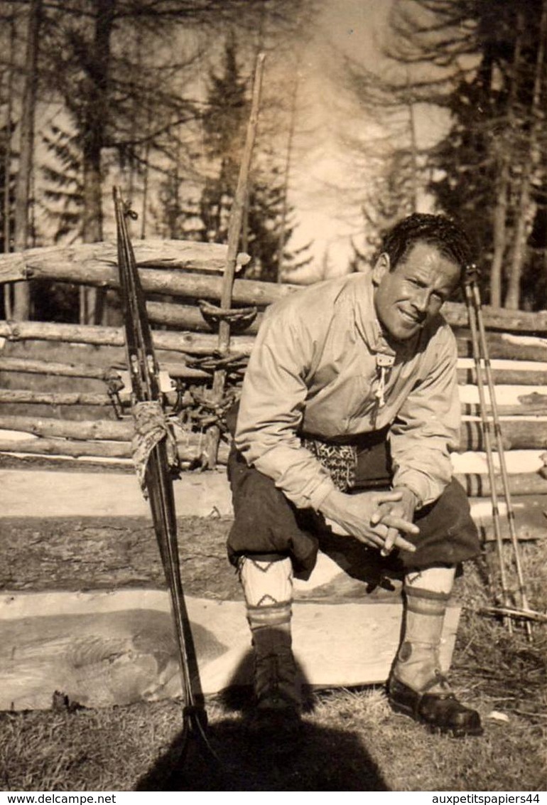 Carte Photo Originale Gay & Playboy Skieur Alpin Avec Skis Et Bâtons De Bois En Mode Pose & Pause Sur Un Banc Tronc - Anonieme Personen