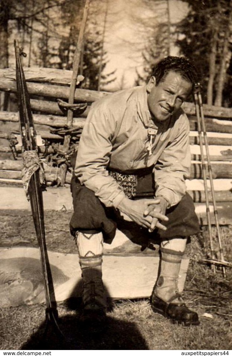 Carte Photo Originale Gay & Playboy Skieur Alpin Avec Skis Et Bâtons De Bois En Mode Pose & Pause Sur Un Banc Tronc - Anonieme Personen