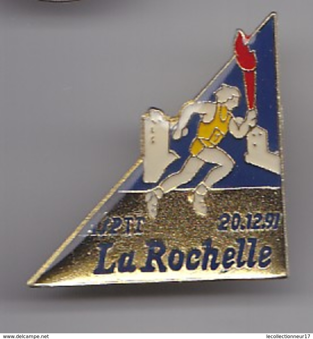 Pin's ASPTT La Rochelle En Charente Maritime Dpt 17 Courreur Avec Flamme Olympique 20/12/91 Réf 1926 - Villes