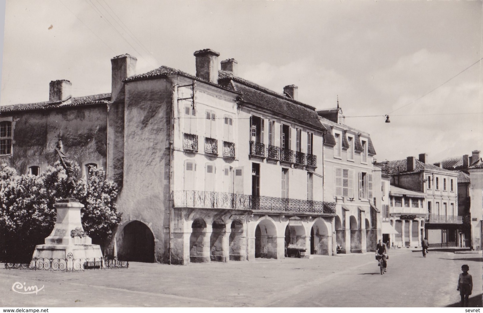 St-SEVER-sur-l'ADOUR. - Place Du Tour-du-Sol. Cpsm 9x14 Pas Courante - Saint Sever