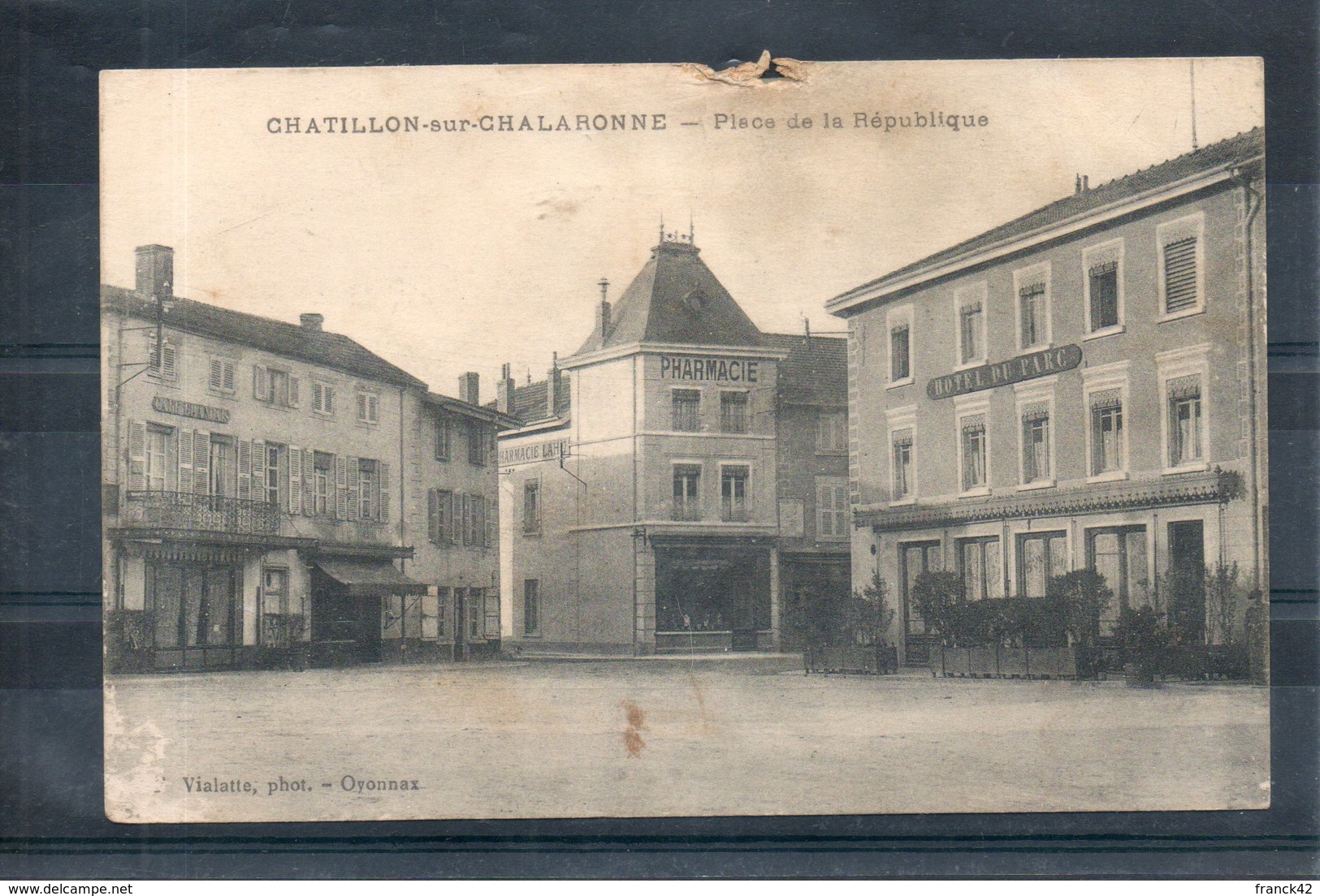 01. Chatillon Sur Chalaronne. Place De La République. Abimée En Haut Au Centre - Châtillon-sur-Chalaronne