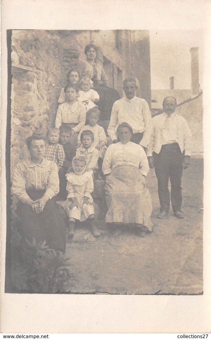 CARTES-PHOTO LOT DE 2 - UNE FAMILLE - ( BAZOUGES ) A CONTRÔLER - Groupes D'enfants & Familles