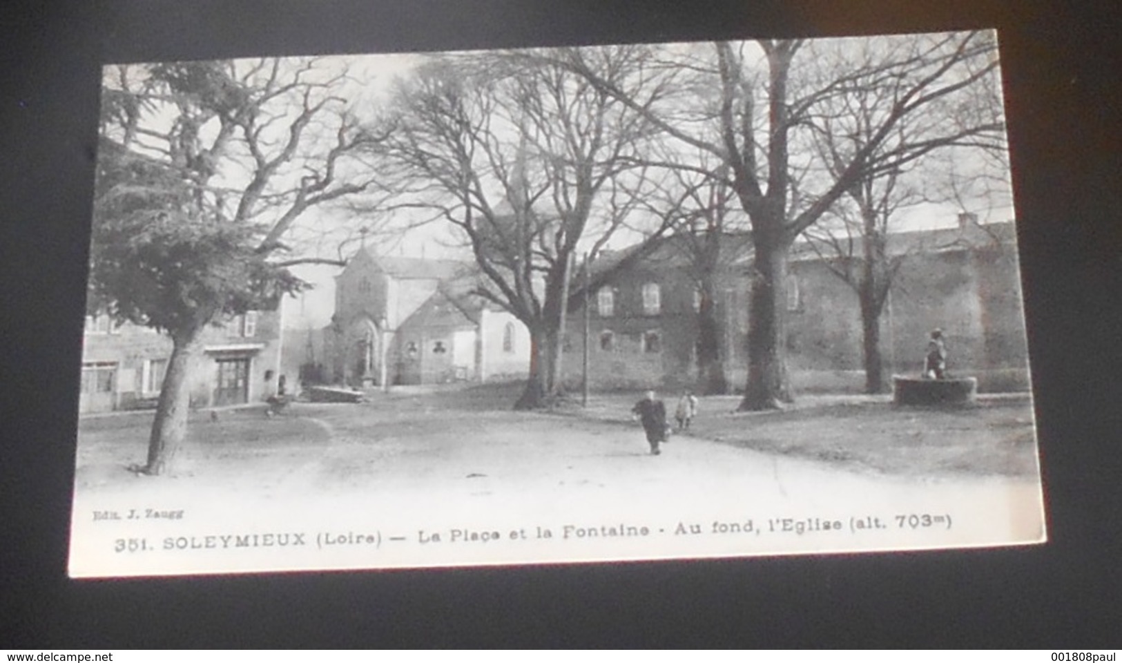 42 - Soleymieux - ( Loire ) - La Place Et La Fontaine - Au Fond , L'église ::: Animation   --------- 467 - Saint Jean Soleymieux
