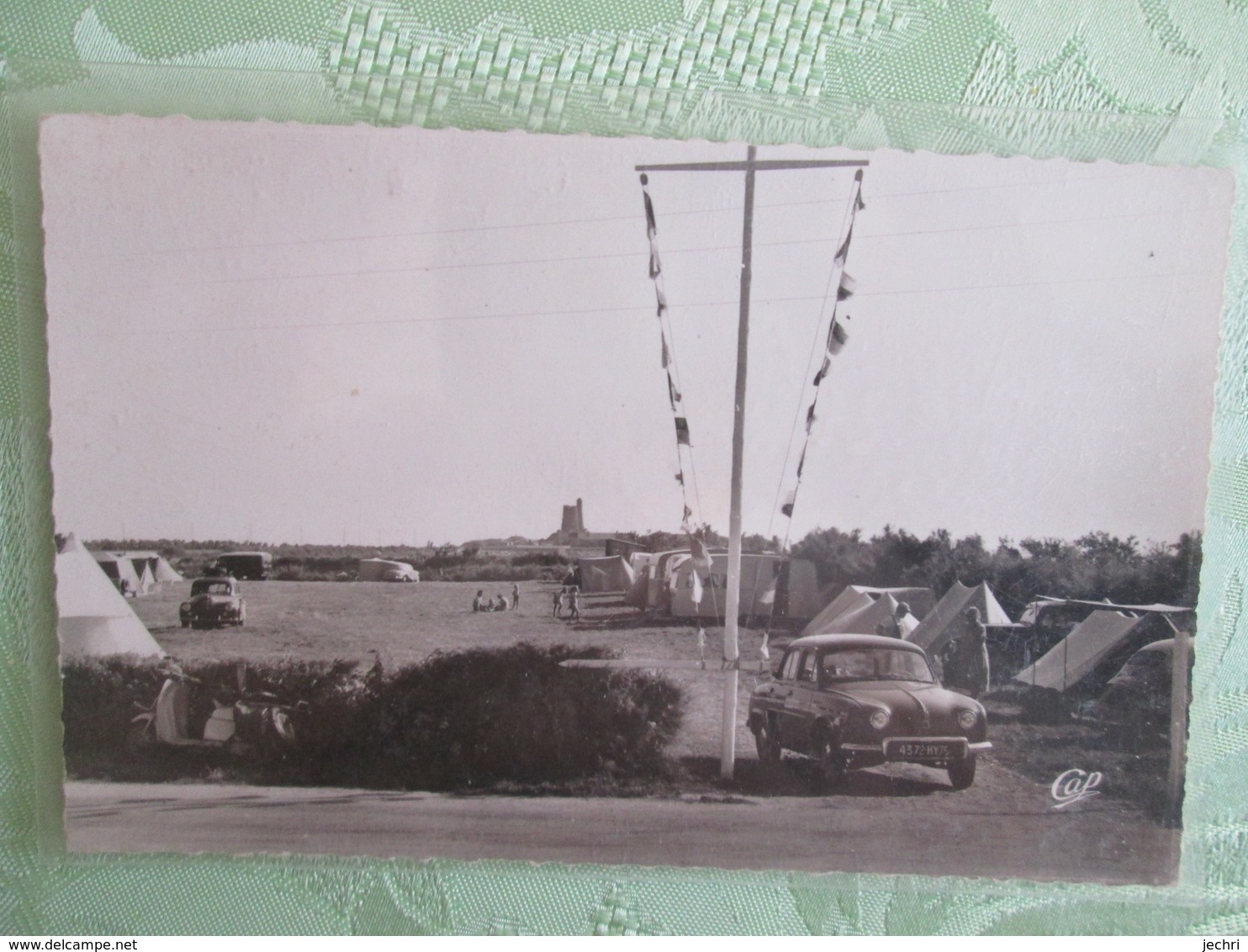 Saint Vaast La Hougue . Le Camping De La Gallouette . Voiture  Renault Dauphine - Saint Vaast La Hougue