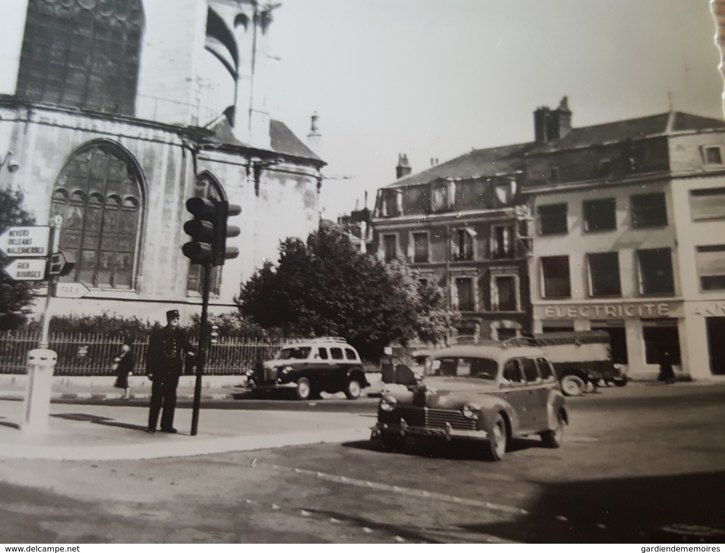 Belles Autos à Montargis - Carte En Bel état - Voitures De Tourisme