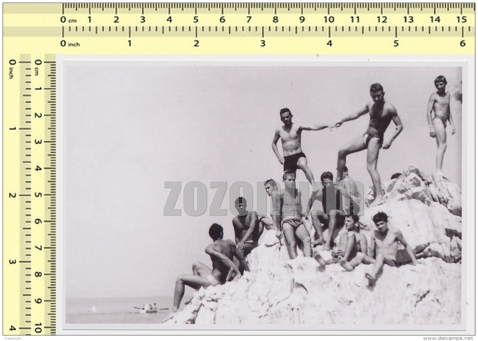 REPRINT - Handsome Guys, Men On Beach, Muscular Shirtless Hold Hands Mecs Beaux, Hommes Plage Torse Nu -  Photo Repro - Other & Unclassified