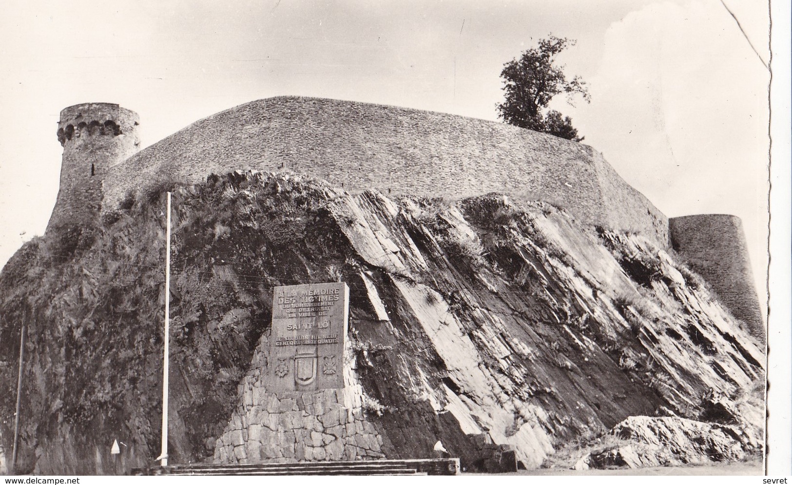 SAINT-LO. - Monument élevé à La Mémoire Des Victimes Du Bombardement Du 6 Juin 1944. CPSM 9x14 Pas Courante - Saint Lo